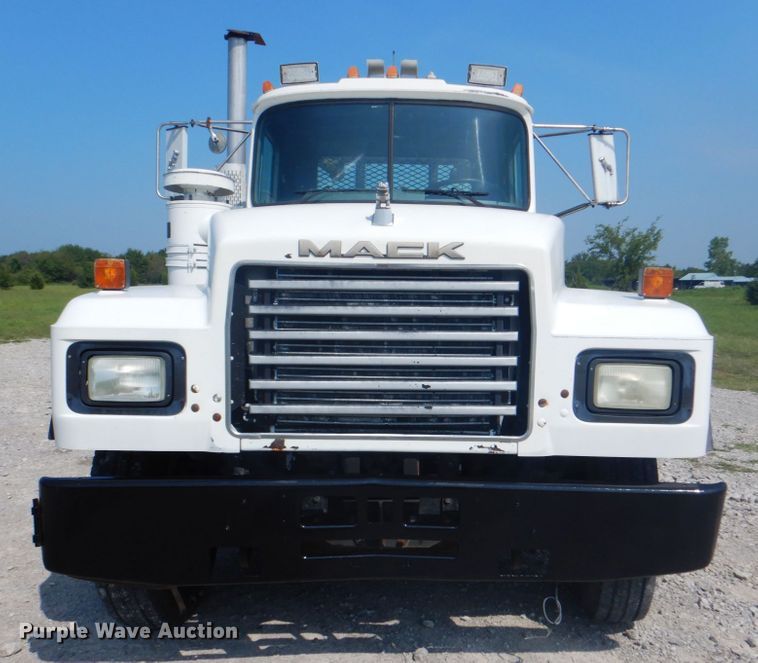 image for item HT9381 1994 Mack RD600  semi truck