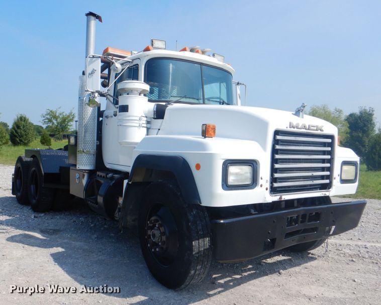 image for item HT9381 1994 Mack RD600  semi truck