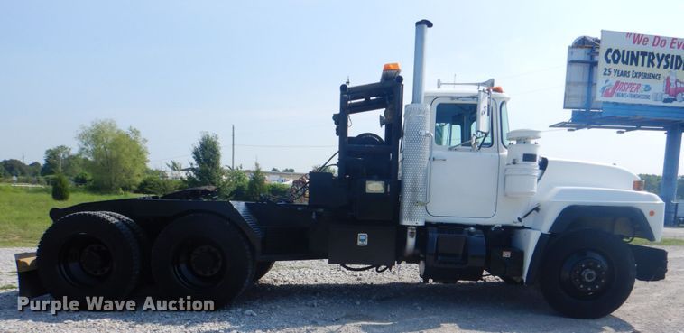 image for item HT9381 1994 Mack RD600  semi truck