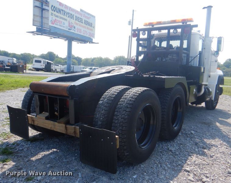 image for item HT9381 1994 Mack RD600  semi truck