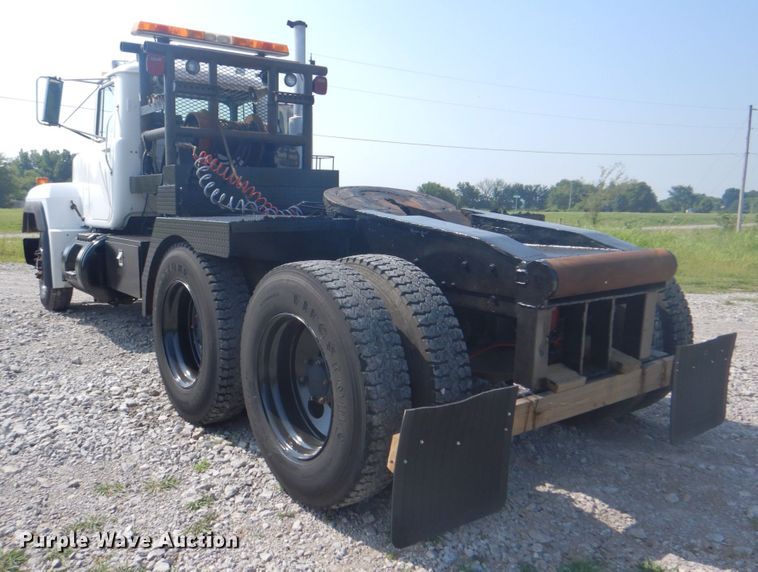 image for item HT9381 1994 Mack RD600  semi truck