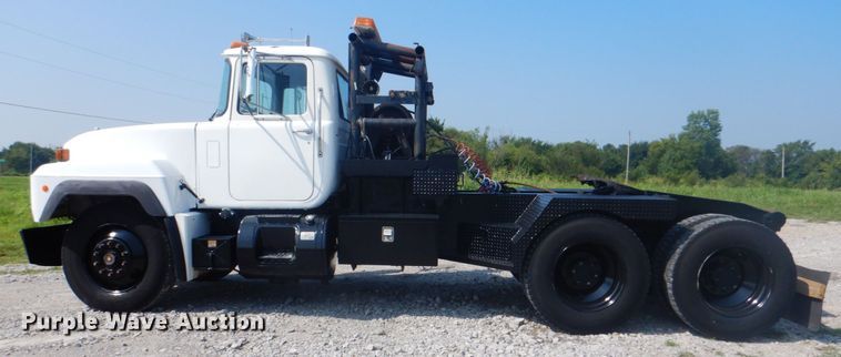 image for item HT9381 1994 Mack RD600  semi truck