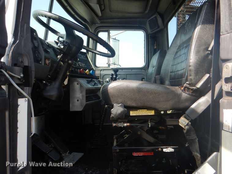 image for item HT9381 1994 Mack RD600  semi truck