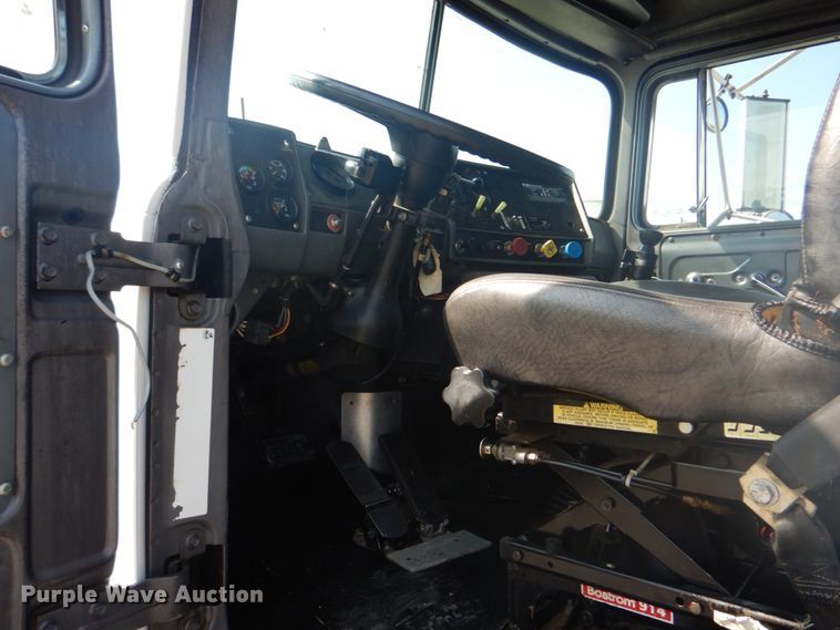 image for item HT9381 1994 Mack RD600  semi truck