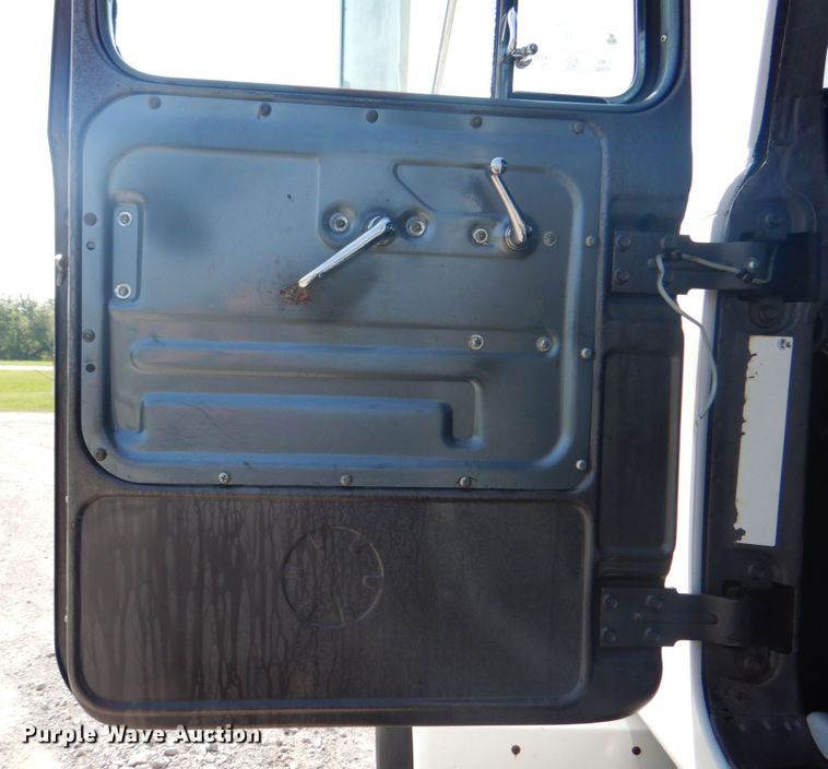 image for item HT9381 1994 Mack RD600  semi truck