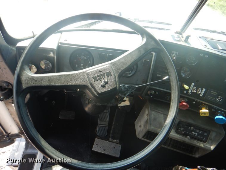 image for item HT9381 1994 Mack RD600  semi truck