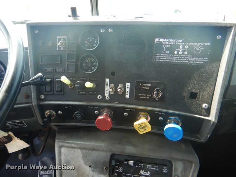 image for item HT9381 1994 Mack RD600  semi truck