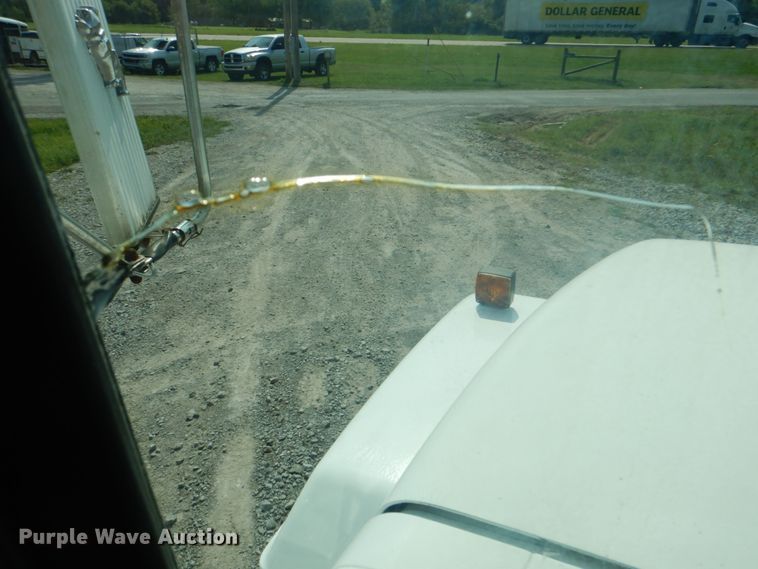 image for item HT9381 1994 Mack RD600  semi truck