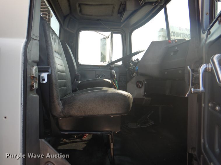 image for item HT9381 1994 Mack RD600  semi truck