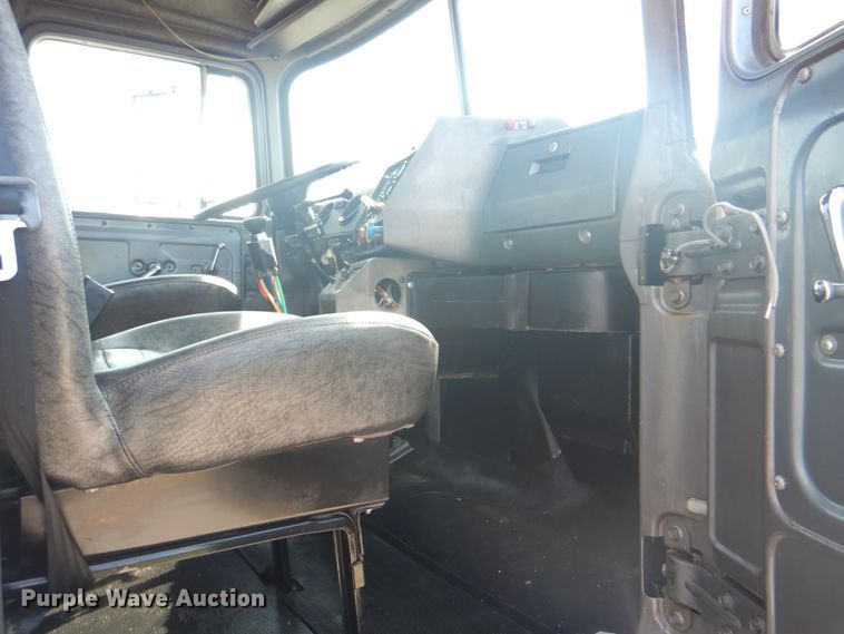 image for item HT9381 1994 Mack RD600  semi truck