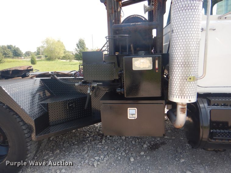 image for item HT9381 1994 Mack RD600  semi truck