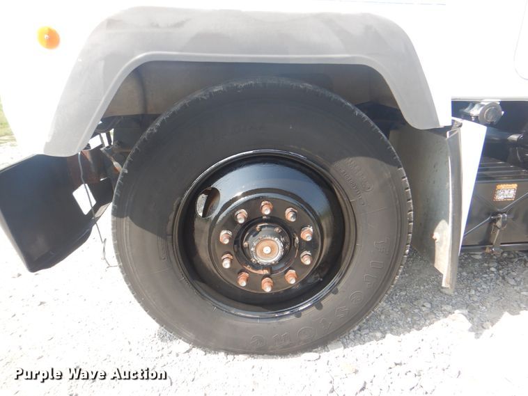 image for item HT9381 1994 Mack RD600  semi truck