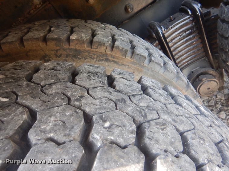 image for item HT9381 1994 Mack RD600  semi truck