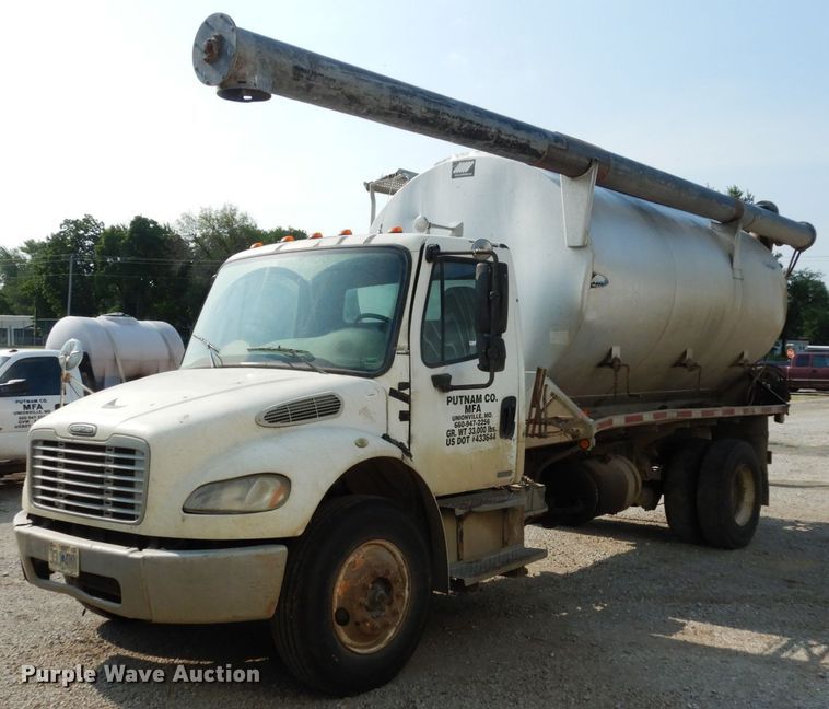 image for item II9676 2007 Freightliner Business Class M2  feed delivery truck