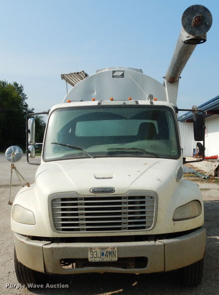 image for item II9676 2007 Freightliner Business Class M2  feed delivery truck
