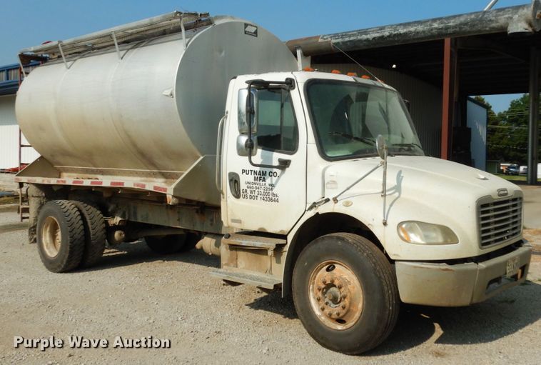 image for item II9676 2007 Freightliner Business Class M2  feed delivery truck