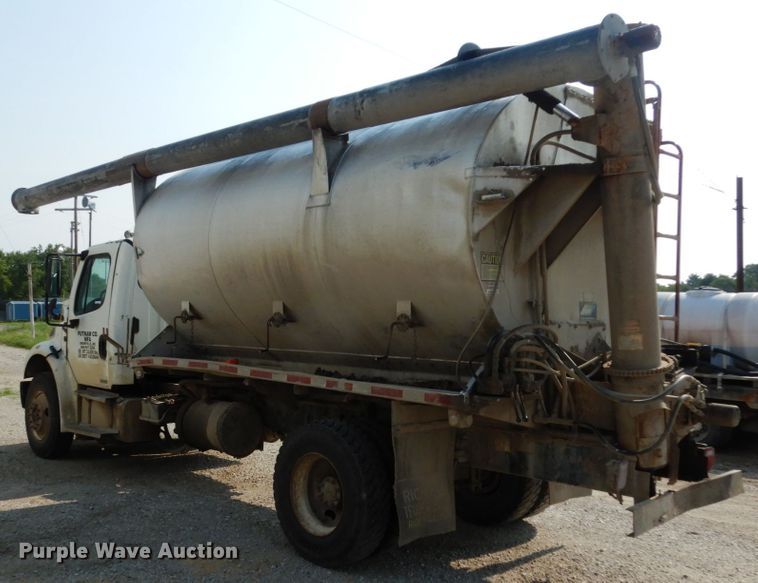 image for item II9676 2007 Freightliner Business Class M2  feed delivery truck