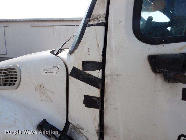 image for item II9676 2007 Freightliner Business Class M2  feed delivery truck