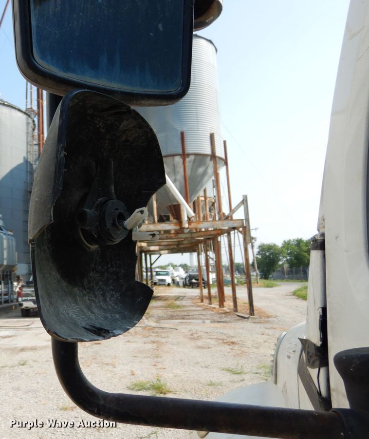 image for item II9676 2007 Freightliner Business Class M2  feed delivery truck