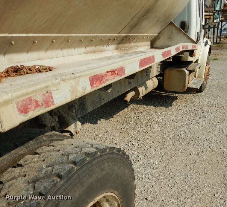 image for item II9676 2007 Freightliner Business Class M2  feed delivery truck