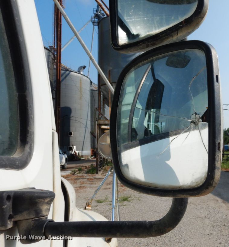 image for item II9676 2007 Freightliner Business Class M2  feed delivery truck