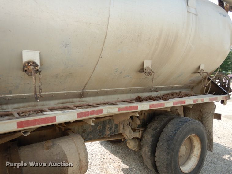 image for item II9676 2007 Freightliner Business Class M2  feed delivery truck