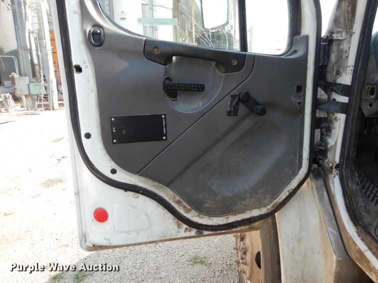 image for item II9676 2007 Freightliner Business Class M2  feed delivery truck