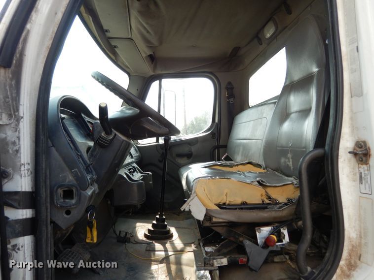 image for item II9676 2007 Freightliner Business Class M2  feed delivery truck