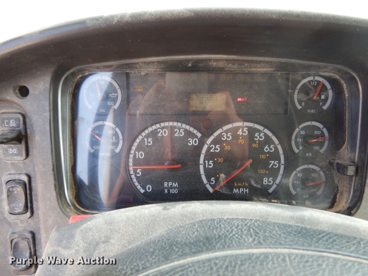 image for item II9676 2007 Freightliner Business Class M2  feed delivery truck