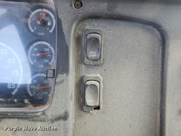 image for item II9676 2007 Freightliner Business Class M2  feed delivery truck