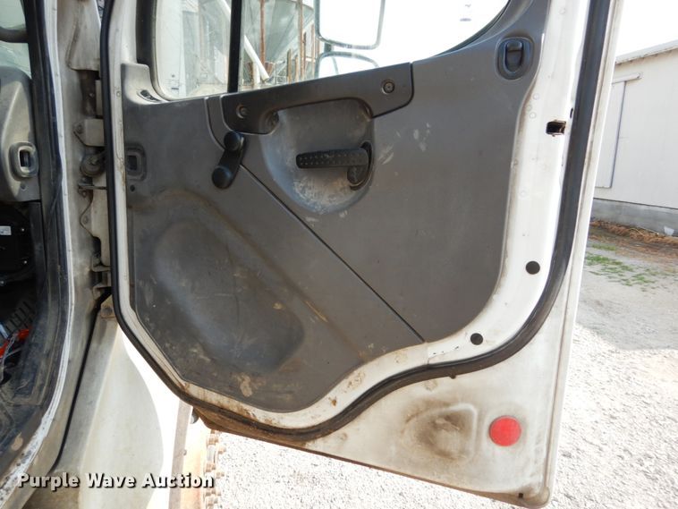 image for item II9676 2007 Freightliner Business Class M2  feed delivery truck