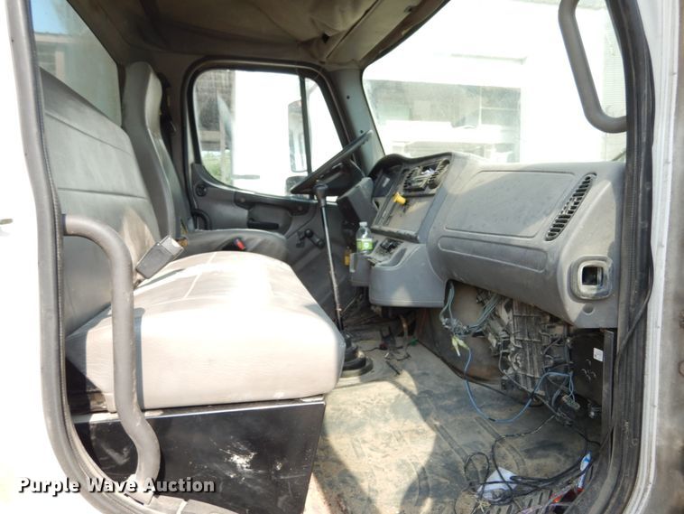 image for item II9676 2007 Freightliner Business Class M2  feed delivery truck