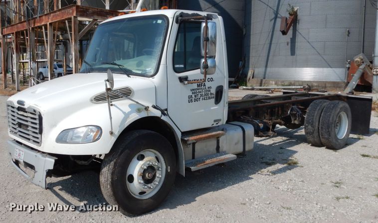 image for item II9677 2006 Freightliner Business Class M2  truck cab and chassis
