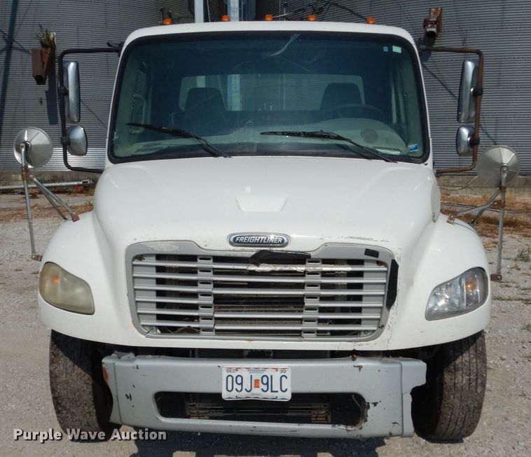 image for item II9677 2006 Freightliner Business Class M2  truck cab and chassis