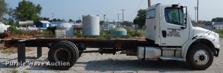 image for item II9677 2006 Freightliner Business Class M2  truck cab and chassis