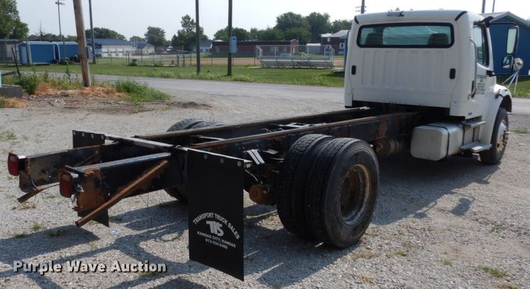 image for item II9677 2006 Freightliner Business Class M2  truck cab and chassis