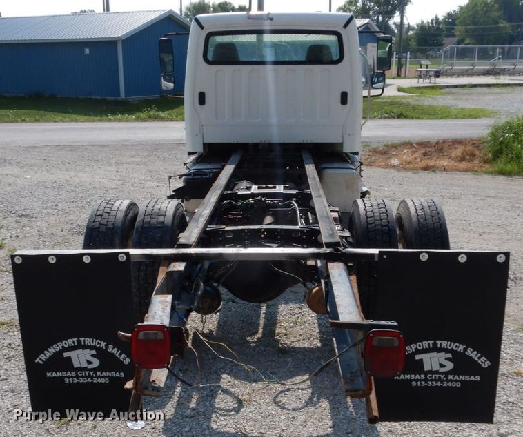 image for item II9677 2006 Freightliner Business Class M2  truck cab and chassis