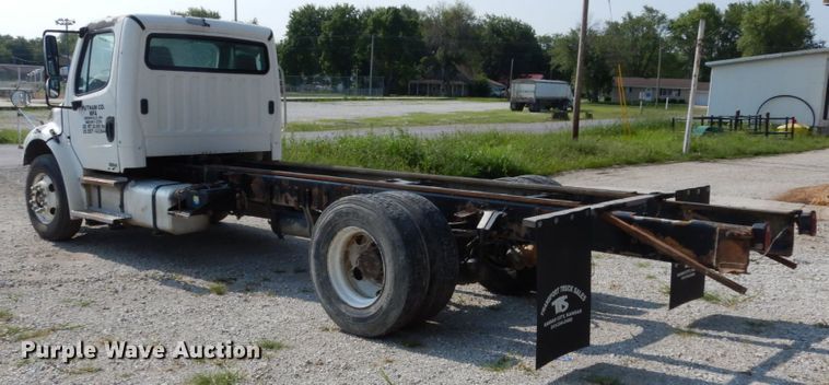 image for item II9677 2006 Freightliner Business Class M2  truck cab and chassis