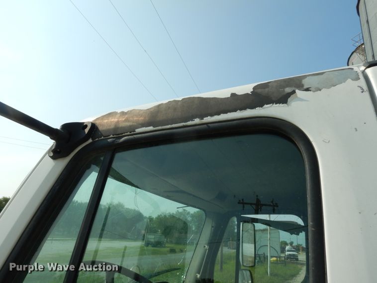 image for item II9677 2006 Freightliner Business Class M2  truck cab and chassis