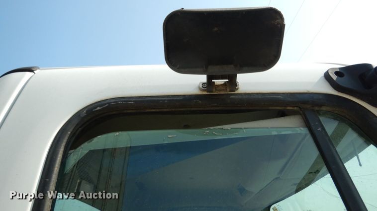 image for item II9677 2006 Freightliner Business Class M2  truck cab and chassis