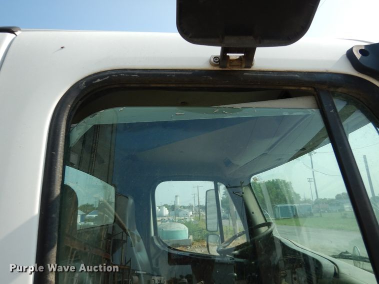 image for item II9677 2006 Freightliner Business Class M2  truck cab and chassis