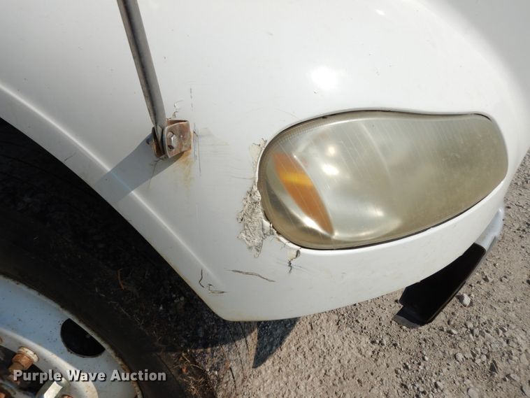 image for item II9677 2006 Freightliner Business Class M2  truck cab and chassis