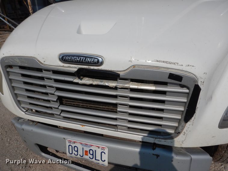 image for item II9677 2006 Freightliner Business Class M2  truck cab and chassis