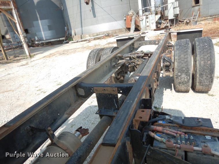 image for item II9677 2006 Freightliner Business Class M2  truck cab and chassis