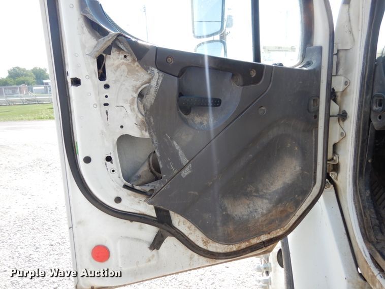 image for item II9677 2006 Freightliner Business Class M2  truck cab and chassis