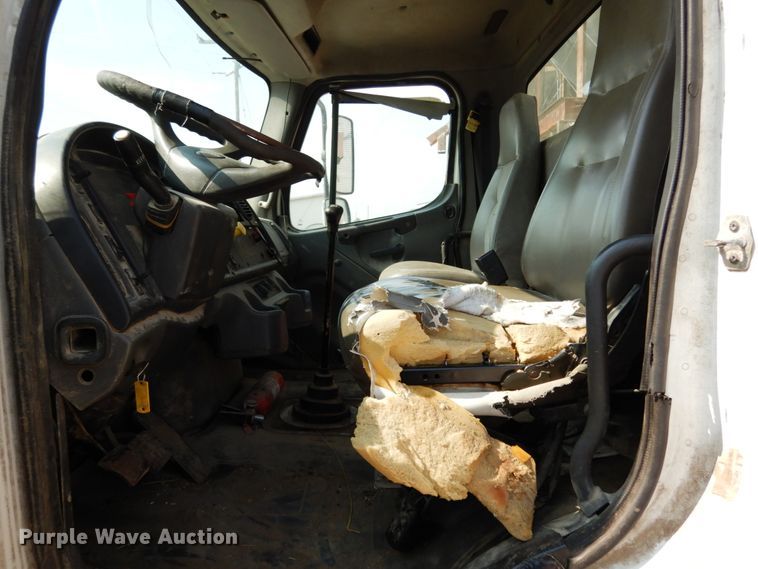 image for item II9677 2006 Freightliner Business Class M2  truck cab and chassis