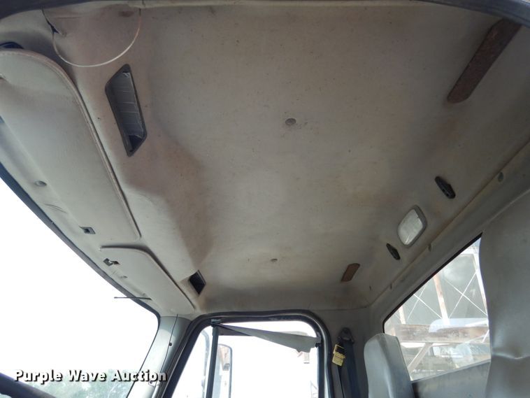 image for item II9677 2006 Freightliner Business Class M2  truck cab and chassis