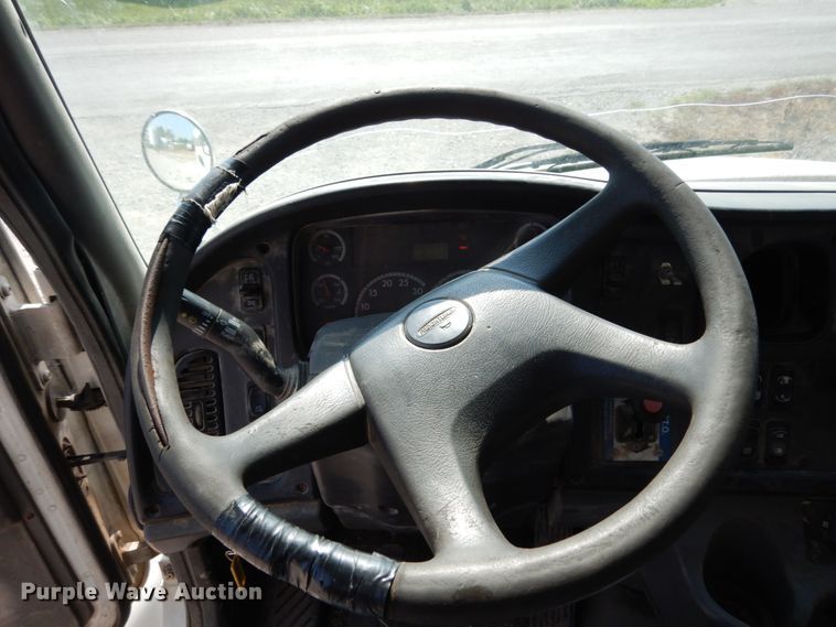 image for item II9677 2006 Freightliner Business Class M2  truck cab and chassis