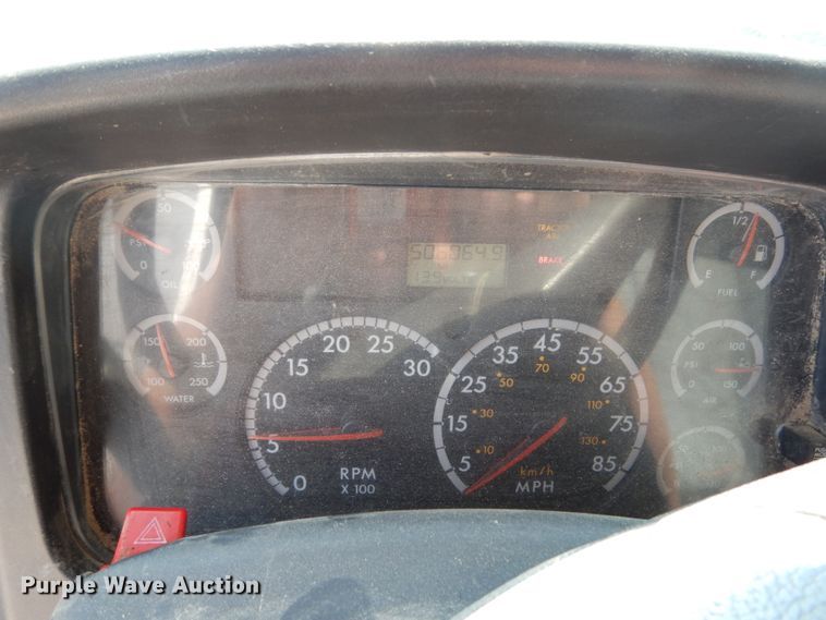 image for item II9677 2006 Freightliner Business Class M2  truck cab and chassis