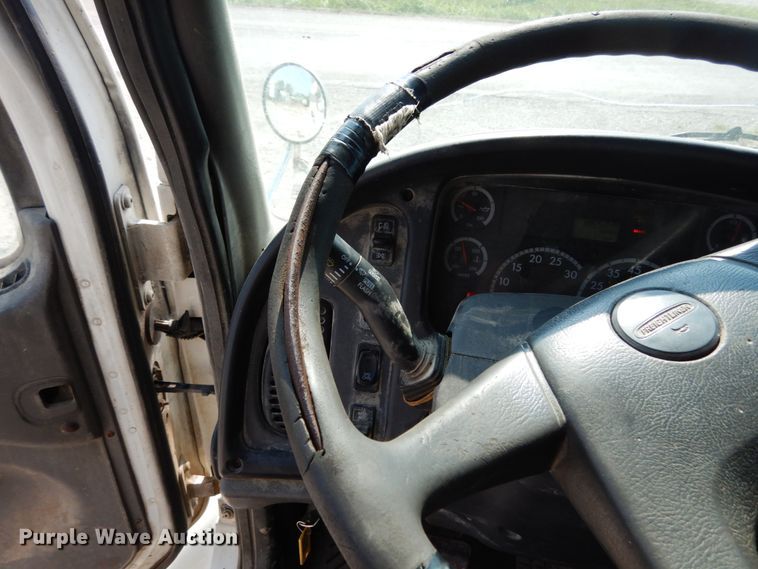 image for item II9677 2006 Freightliner Business Class M2  truck cab and chassis